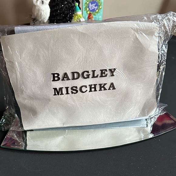 Badgley Mischka Vegan Leather Slouchy Bucket Crossbody Shoulder Bag NWT $149 - Picture 2 of 10